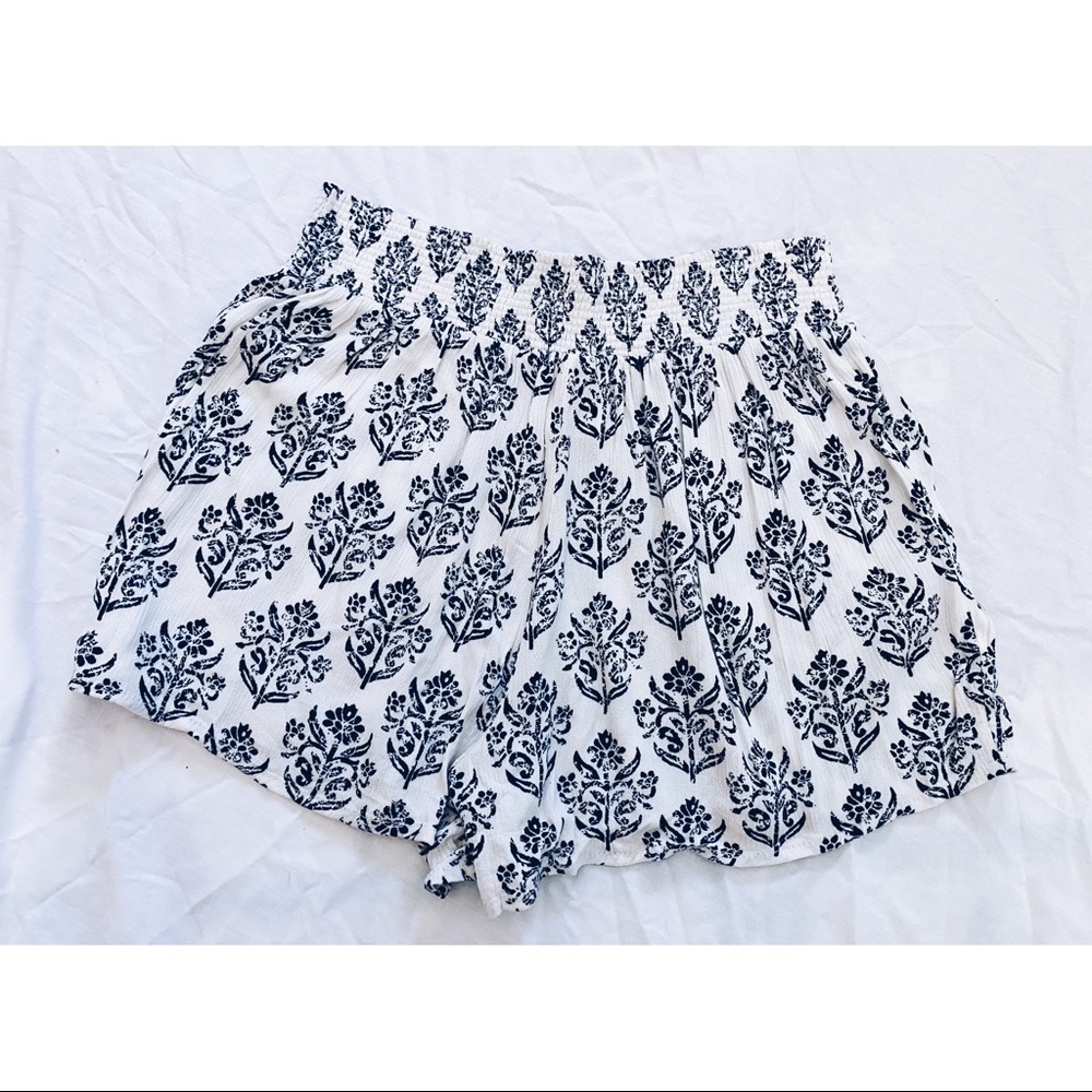 Flowey patterned shorts - Picture 2 of 3